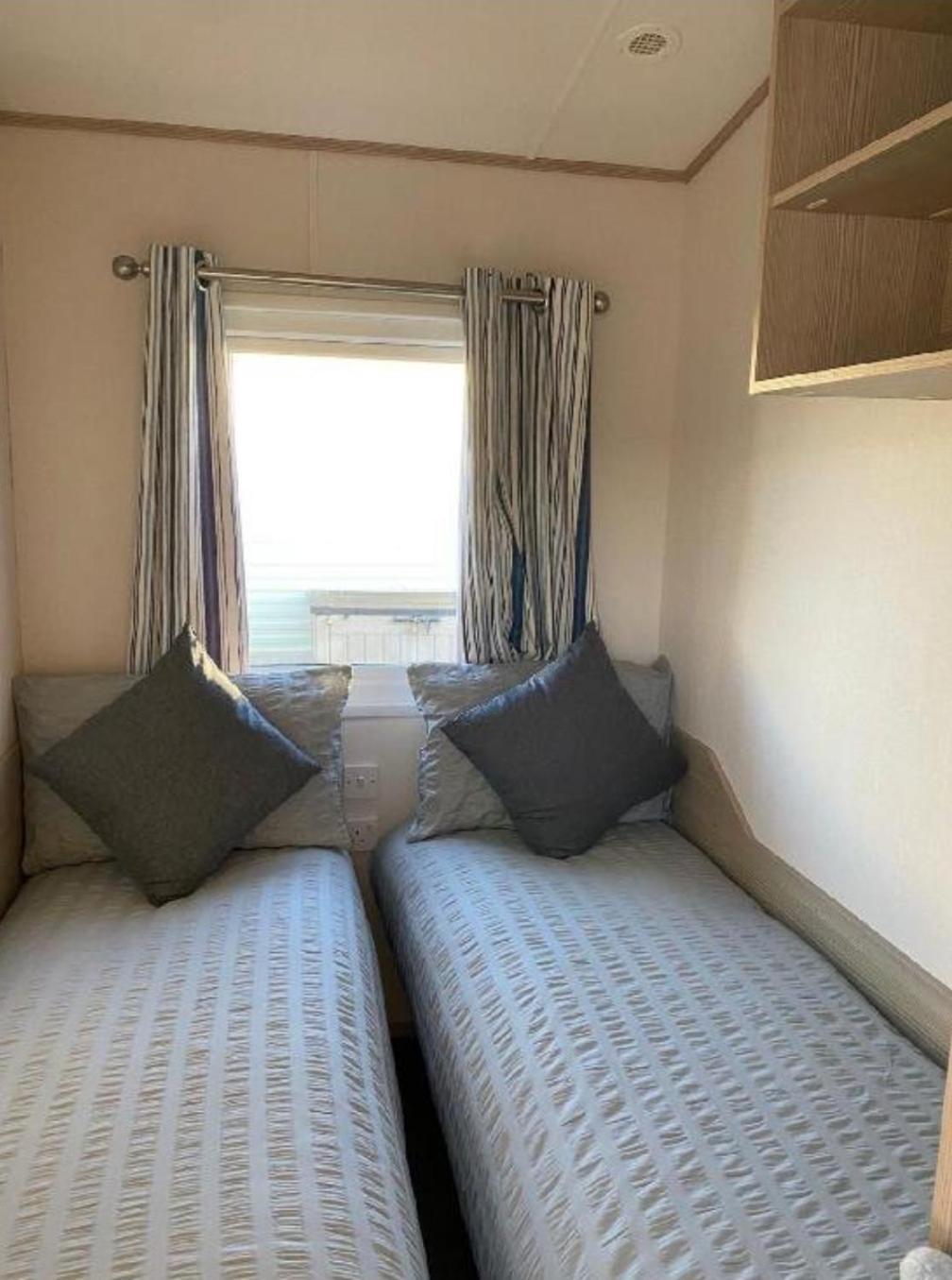 Caravan - 3 Bedrooms, Sleeps 8 Rhyl