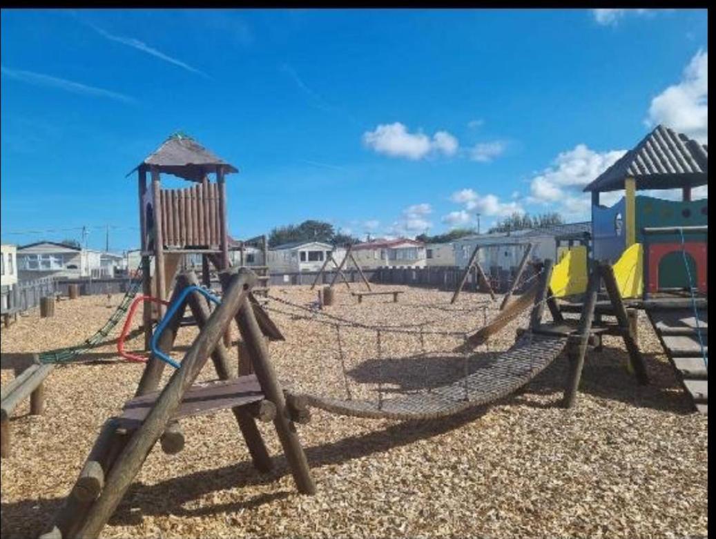 Caravan - 3 Bedrooms, Sleeps 8