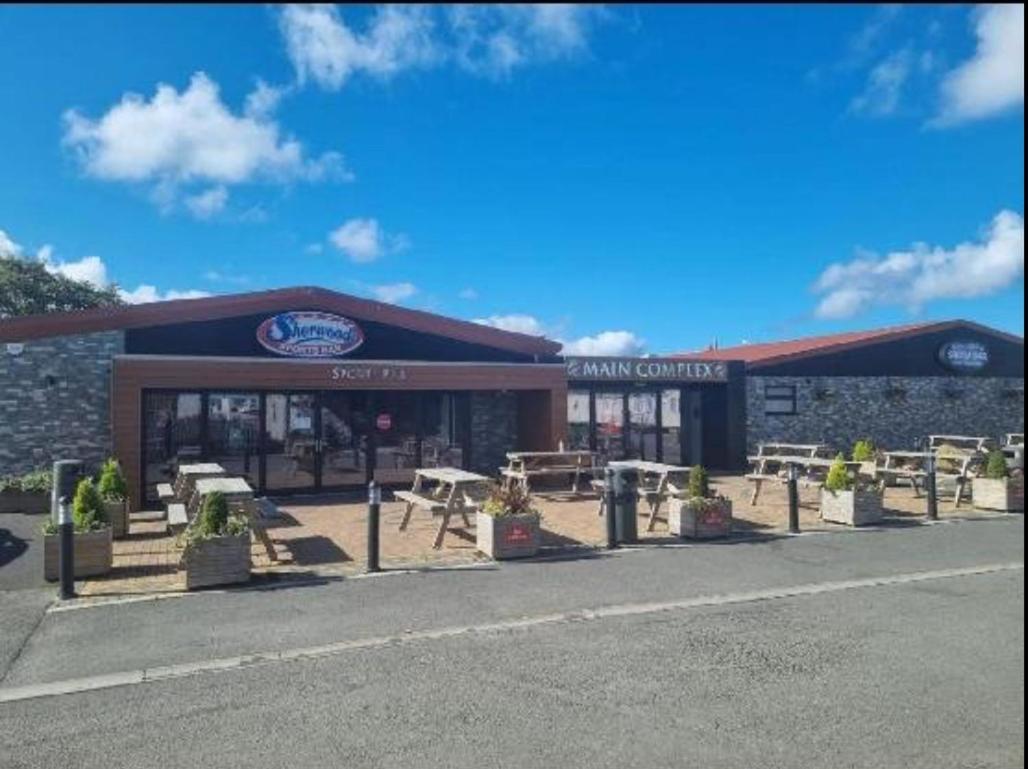 Caravan - 3 Bedrooms, Sleeps 8 Campsite