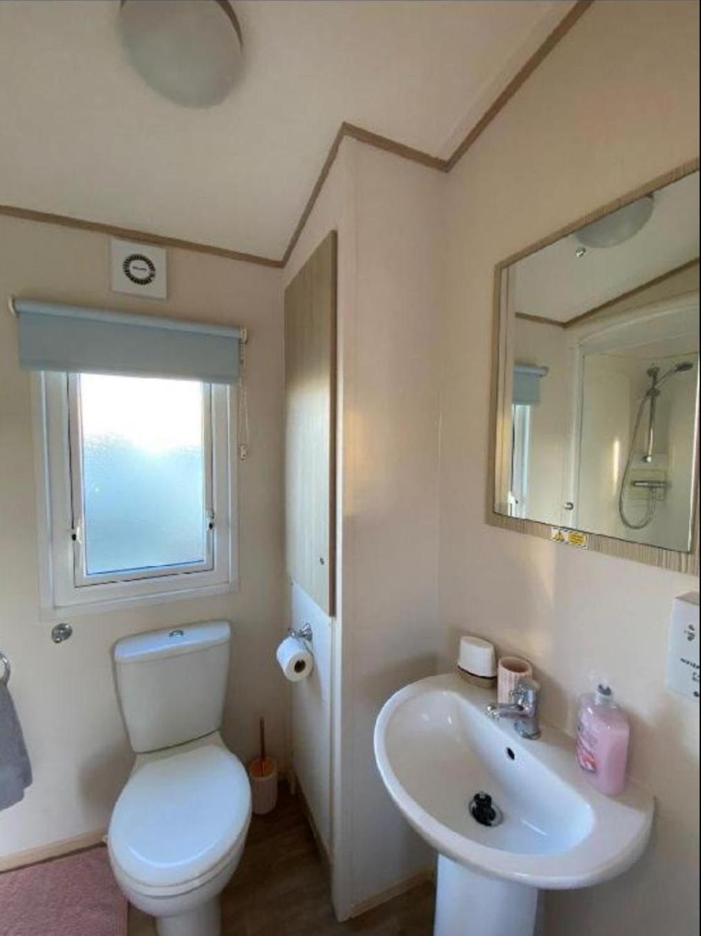 Campsite Caravan - 3 Bedrooms, Sleeps 8 *
