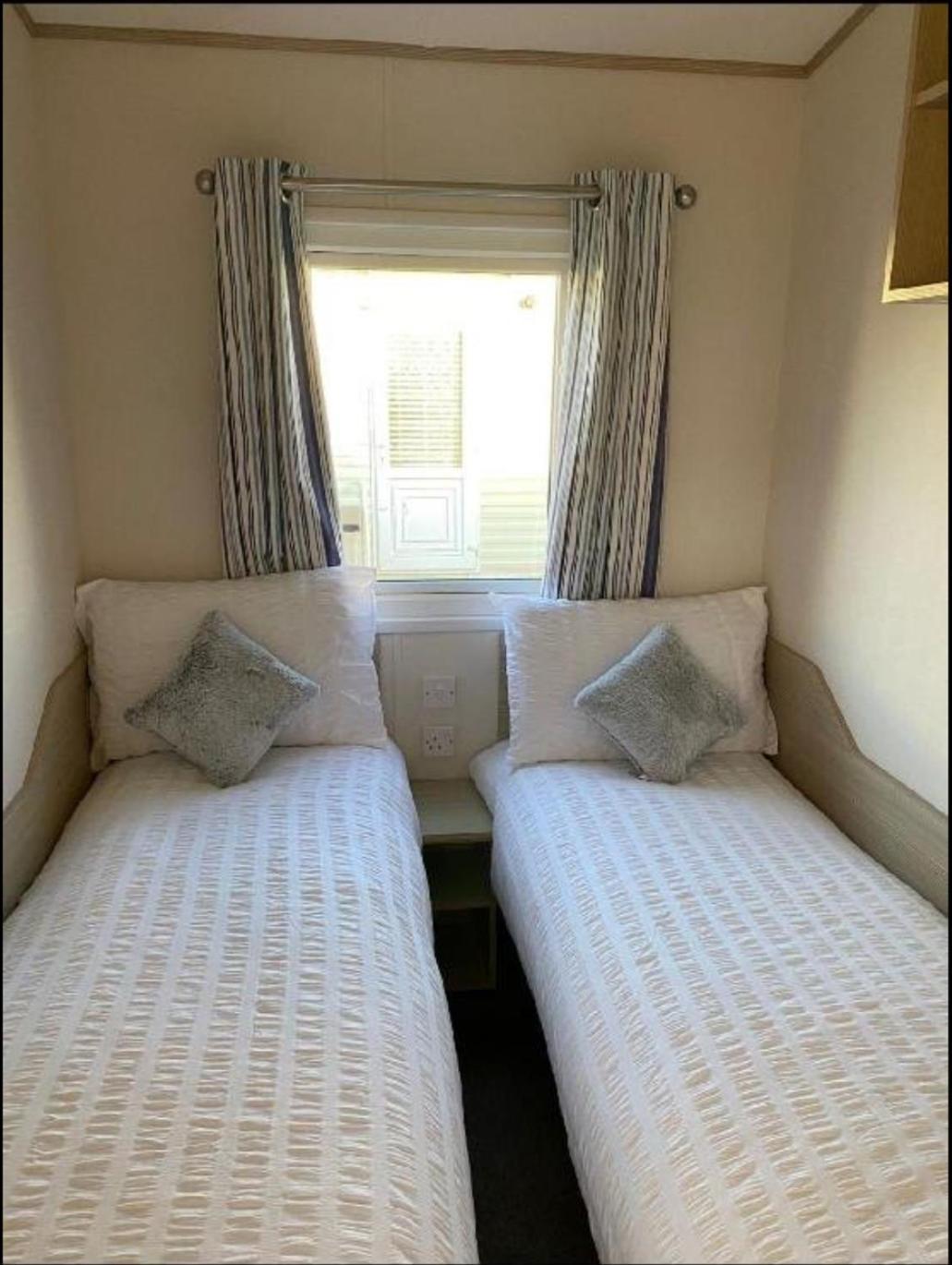 Campsite Caravan - 3 Bedrooms, Sleeps 8 Rhyl