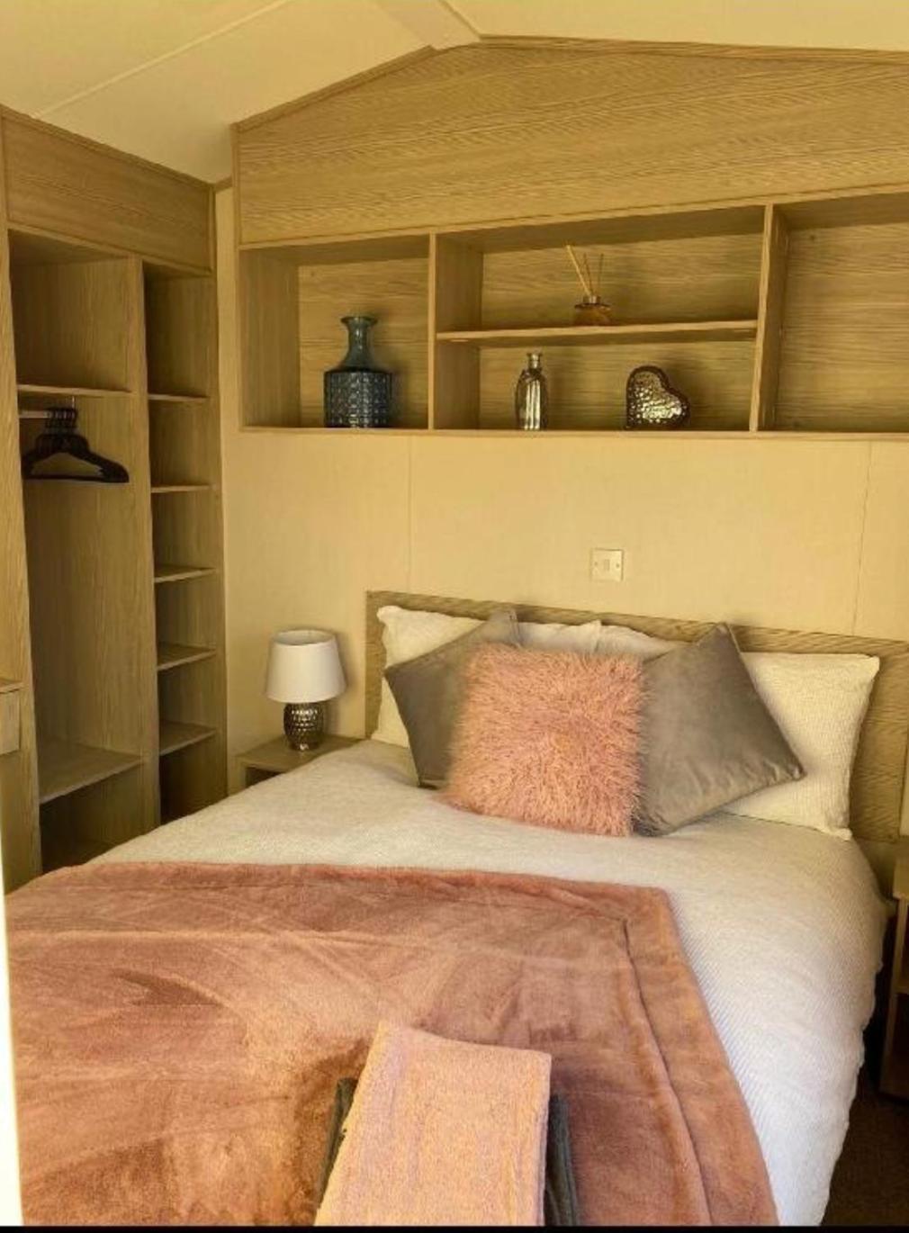 Caravan - 3 Bedrooms, Sleeps 8 Campsite