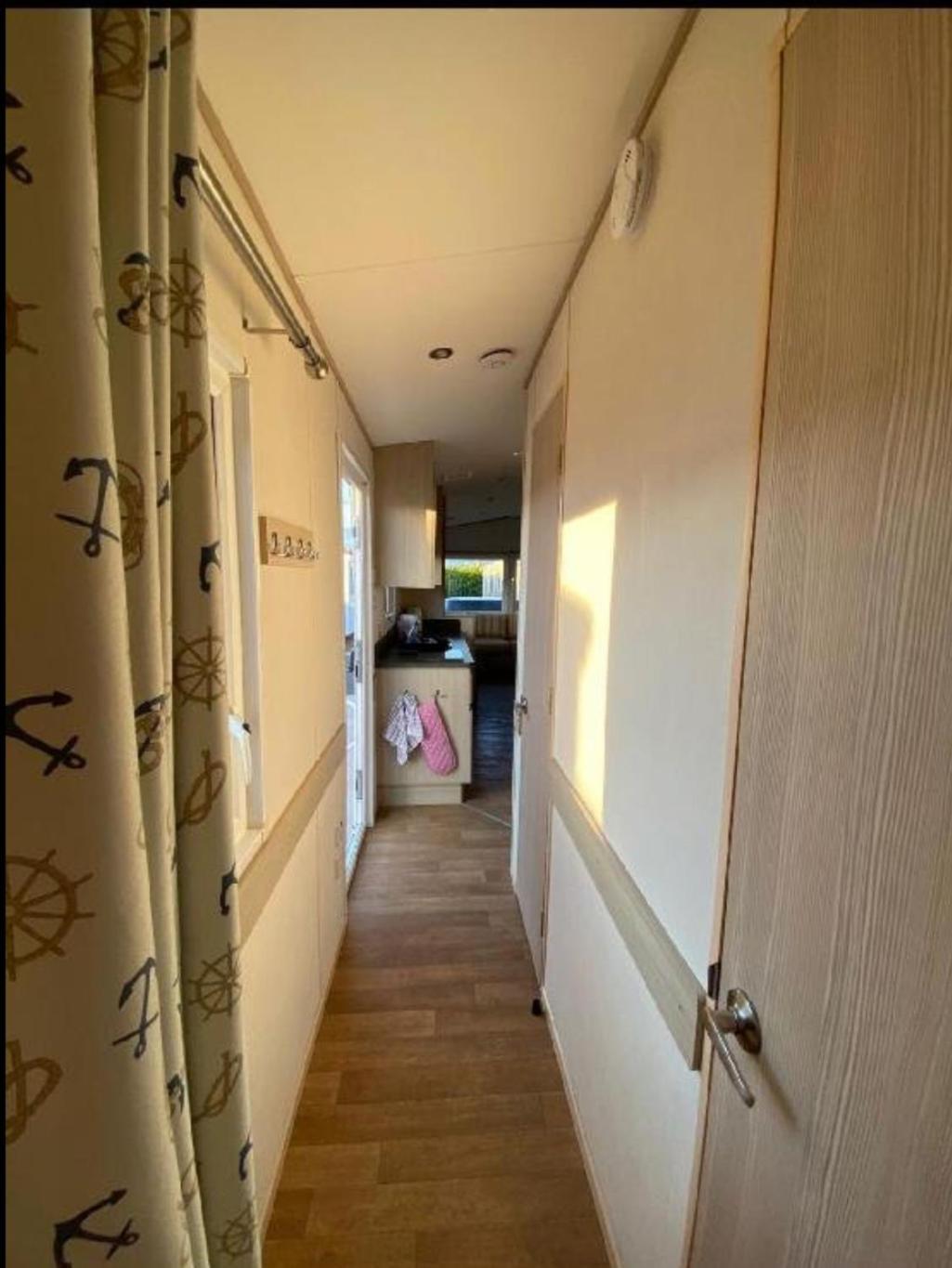 Caravan - 3 Bedrooms, Sleeps 8 Rhyl